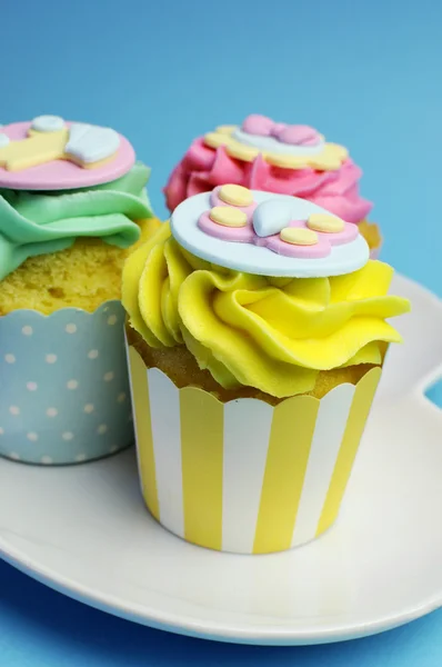 Aqua brilhante, chá de bebê rosa e amarelo ou cupcakes de festa infantil — Fotografia de Stock