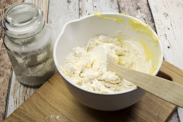 Cuocere biscotti di pasta frolla di Natale fatti in casa - parte di una serie — Foto Stock