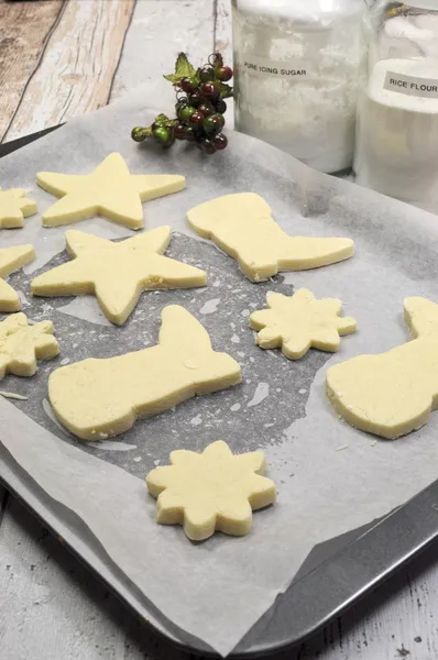Bakken zelfgemaakte christmas zandkoek cookie koekjes - bij een reeks hoort — Stockfoto