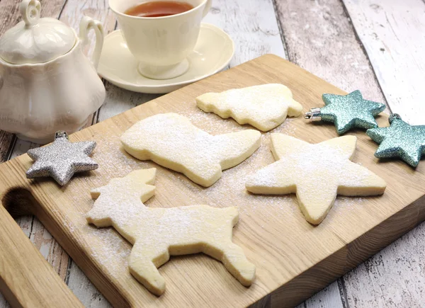 Kerstmis vormen shortbread koekjes met kopje thee — Stockfoto