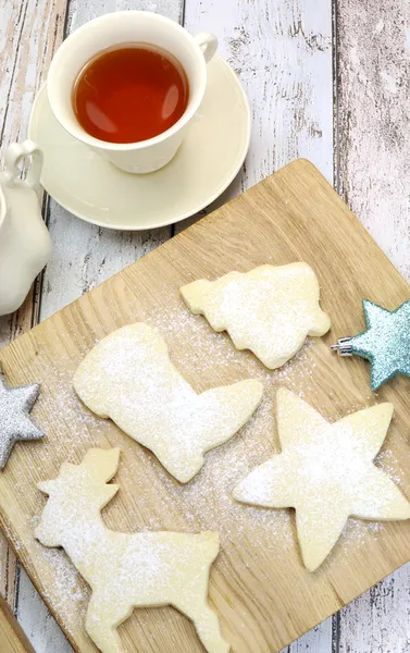 Jul former mörbakelse cookies med kopp te — Stockfoto