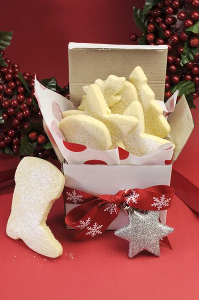 Doos van de gift van Kerstmis shortbread koekjes met rode feestelijke decoraties — Stockfoto