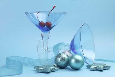 neşeli Noel Yılbaşı martini cam ve kiraz likörü vişne
