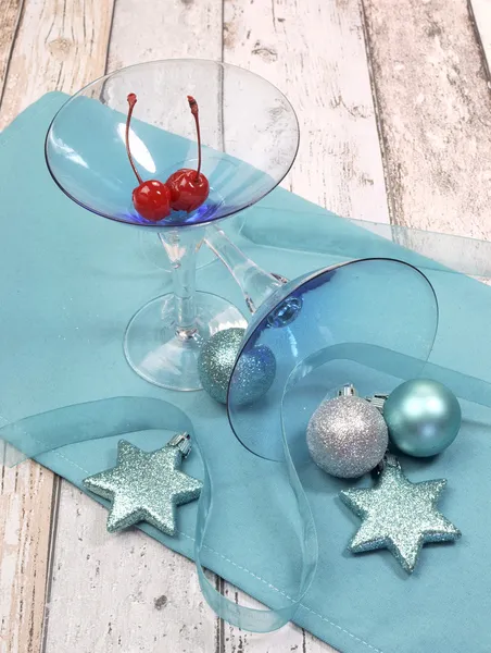 Neşeli Noel Yılbaşı martini cam ve kiraz likörü vişne — Stok fotoğraf