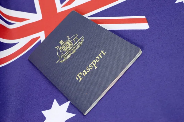 Australische reizen concept met paspoort en vlag — Stockfoto
