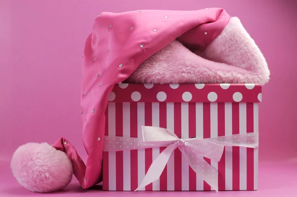 お祝いのフクシアのピンクのクリスマスの装飾、ギフト、装飾品とピンクのサンタ帽子 — ストック写真