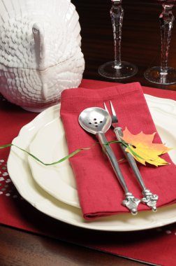 Kırmızı ve Beyaz Tema şenlikli Tablo ayarı ile Türkiye kasesi Şükran veya Noel öğle yemeği yemek için