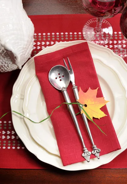 Tema vermelho e branco ambiente de mesa festiva com tureen de peru para Ação de Graças ou almoço de Natal refeição jantar — Fotografia de Stock