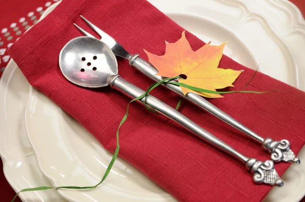 Tavolo festivo a tema rosso e bianco con zuppiera di tacchino per il Ringraziamento o il pranzo di Natale — Foto Stock