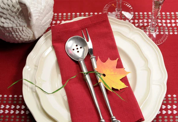 Tavolo festivo a tema rosso e bianco con zuppiera di tacchino per il Ringraziamento o il pranzo di Natale — Foto Stock