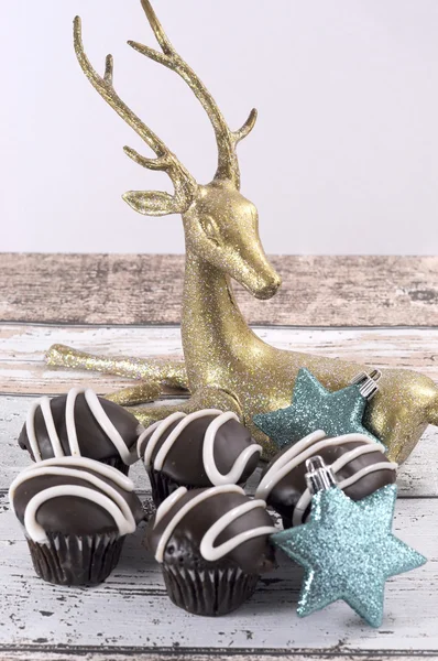 Stripe-choklad cupcakes med renar och stjärnor i christmas ornament — Stockfoto