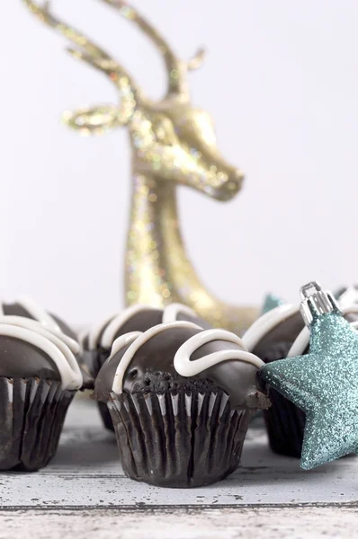Шоколадные кексы с оленями и звездами Рождественские украшения — стоковое фото