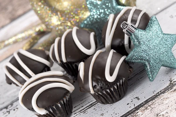 Chocolate stripe cupcakes with reindeer and stars Christmas ornaments — Stock Photo, Image