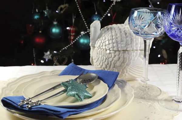 Hermoso lugar de mesa de Navidad con copas de vino de cristal de tallo solitario —  Fotos de Stock