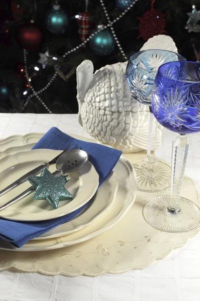 Hermoso lugar de mesa de Navidad con copas de vino de cristal de tallo solitario — Foto de Stock