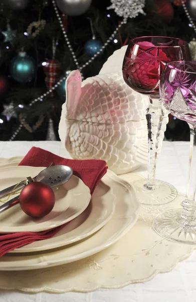 Beautiful Christmas table place setting with lone stem crystal wine glasses — Stock Photo, Image