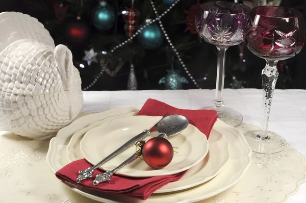 Hermoso lugar de mesa de Navidad con copas de vino de cristal de tallo solitario —  Fotos de Stock