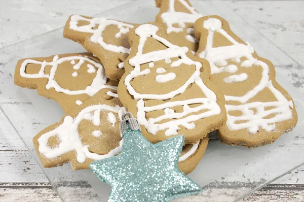 Kerstkoekjes santa en sneeuwman peperkoek — Stockfoto