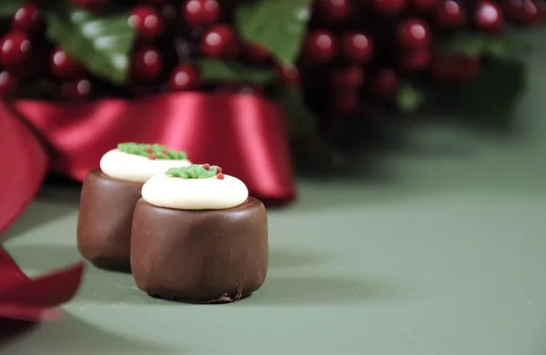 Festive Christmas food, plum pudding decorated chocolates. — Stock Photo, Image