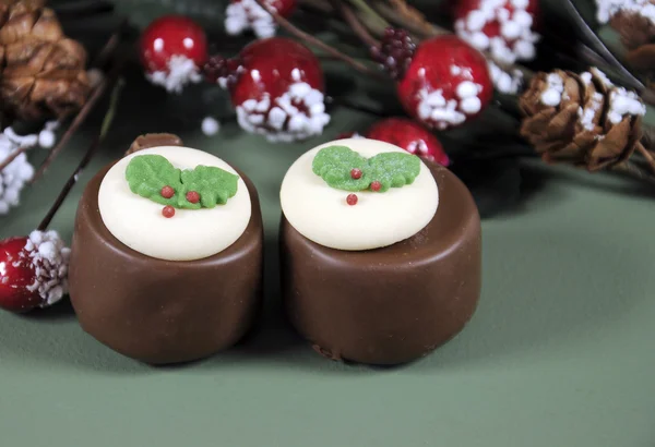 Festive Christmas food, plum pudding decorated chocolates. — Stock Photo, Image