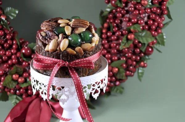 Festliches Festtagsessen, weihnachtlicher Obstkuchen, auf weißem Kuchenstand. — Stockfoto