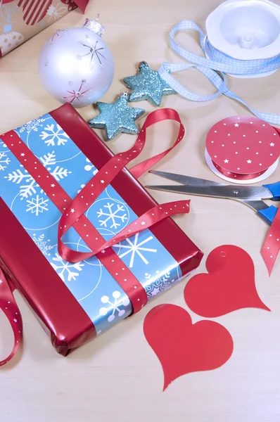 Δώρο συσκευασία κόκκινο, λευκό και μπλε παρόντες δώρα Χριστουγέννων. — Φωτογραφία Αρχείου