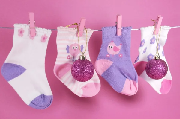 Feliz Navidad niños bebé medias sobre fondo rosa — Foto de Stock