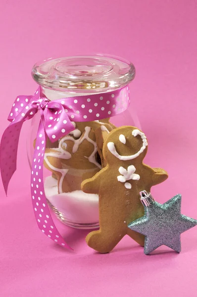 Pink Christmas with gingerbread men. — Stock Photo, Image