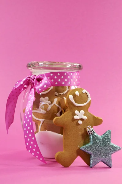 Pink Christmas with gingerbread men. — Stock Photo, Image