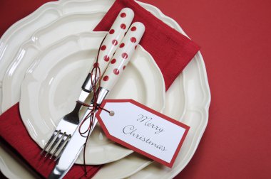 Kırmızı yemek masası yer ayarını merry christmas etiketi