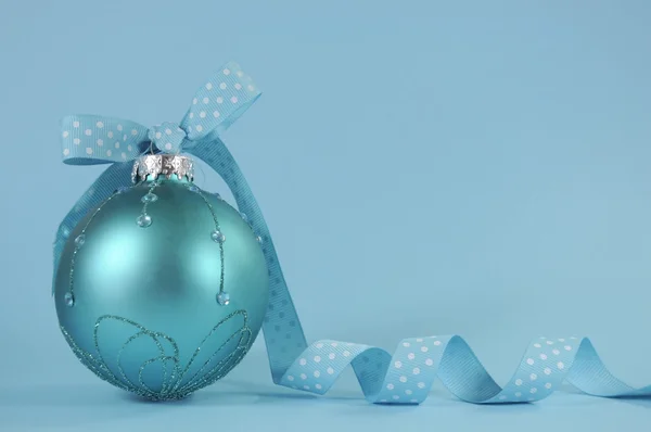 Adorno de árbol de Navidad azul aguamarina bauble . — Foto de Stock