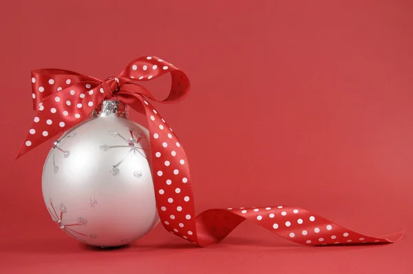 Vermelho e branco tema Natal bauble ornamento — Fotografia de Stock