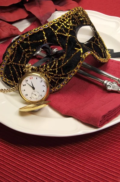 Nouvel An table de salle à manger avec masque de mascarade — Photo
