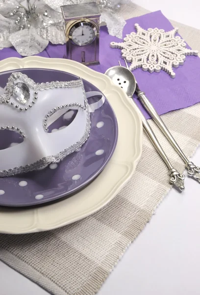 Ano Novo véspera jantar lugar de mesa com máscara de mascarada — Fotografia de Stock