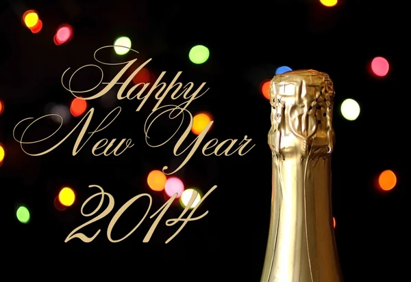 Feliz Año Nuevo botella de champán de cerca contra las luces bokeh sobre fondo negro , —  Fotos de Stock