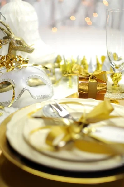 Blanco y oro tema elegante Feliz Año Nuevo mesa de ajuste — Foto de Stock