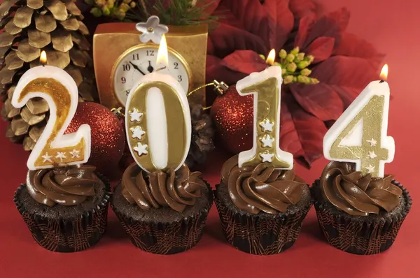 Buon anno nuovo cupcake al cioccolato con candele numero 2014 — Foto Stock