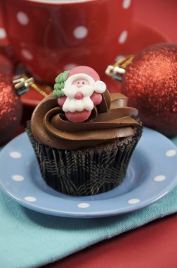 santa yüzleri kırmızı Festival arka plan ile neşeli Noel çikolata cupcakes.