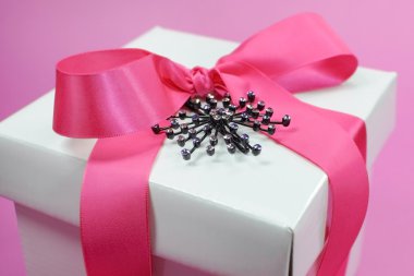 güzel pembe ve beyaz hediye