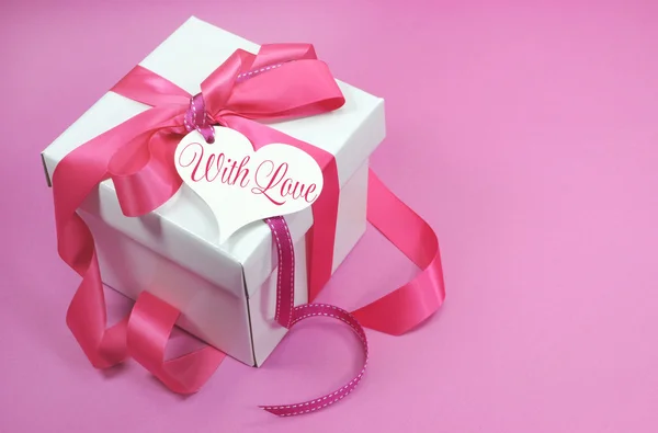 Hermoso regalo rosa y blanco — Foto de Stock