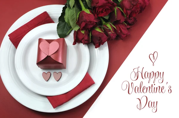 Šťastný Valentýn jídelní stůl nastavení, červené srdce, dar a červené růže, s pozdravem. — Stock fotografie