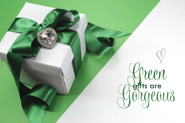 Güzel yeşil ve beyaz hediye — Stok fotoğraf