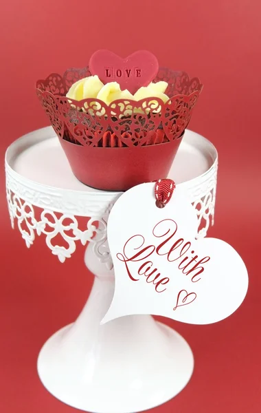 Красные бархатные кексы на День Святого Валентина или любовные праздники или дни рождения — стоковое фото
