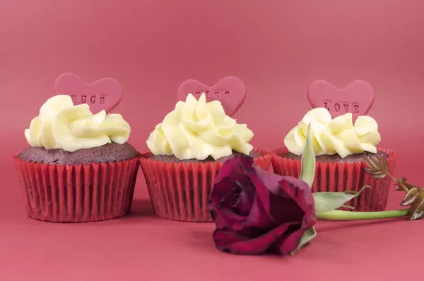 Pastelitos de terciopelo rojo para San Valentín o fiestas temáticas de amor o cumpleaños — Foto de Stock