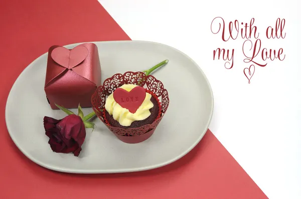 バレンタインの日や愛のテーマの休日または誕生日のための赤いビロードのカップケーキ — ストック写真