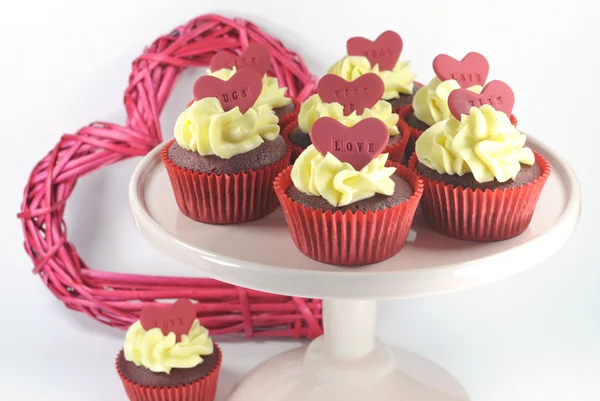 Pastelitos de terciopelo rojo para San Valentín o fiestas temáticas de amor o cumpleaños — Foto de Stock