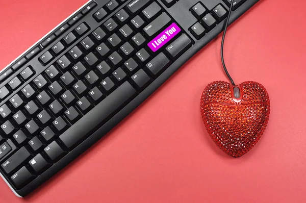 Red bling glitter heart shape mouse with computer keyboard — Stock Photo, Image