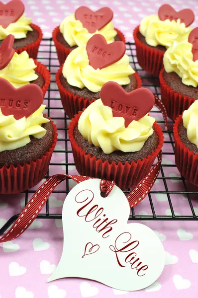 Red velvet cupcakes till alla hjärtans dag eller kärlek tema semester eller födelsedagar Royaltyfria Stockbilder