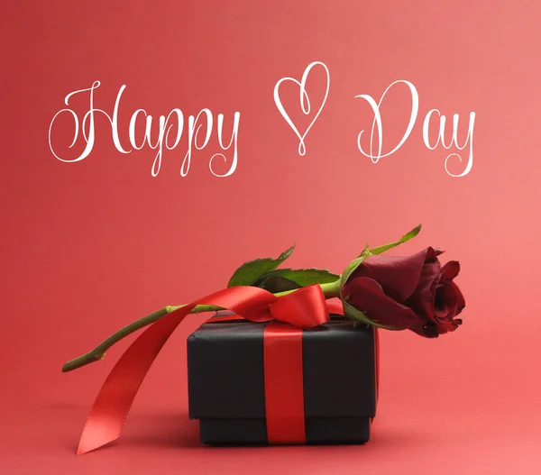 Feliz Día del Corazón, con símbolo del corazón del amor, saludo con rosa roja y joyero negro — Foto de Stock