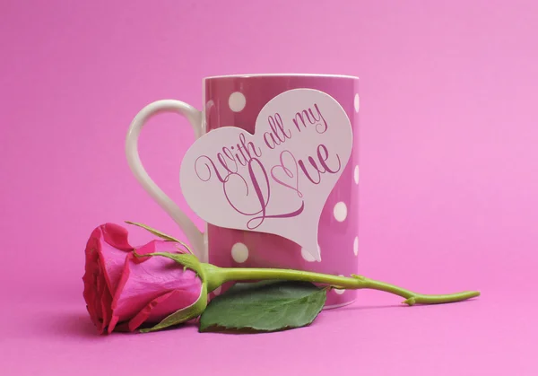 Ροζ τριαντάφυλλο μπουμπούκι με κούπα καφέ πουά και χαιρετισμό — Φωτογραφία Αρχείου